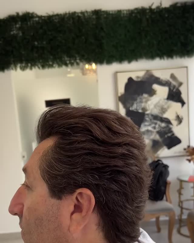 Cliente de perfil, 30 dias depois do corte