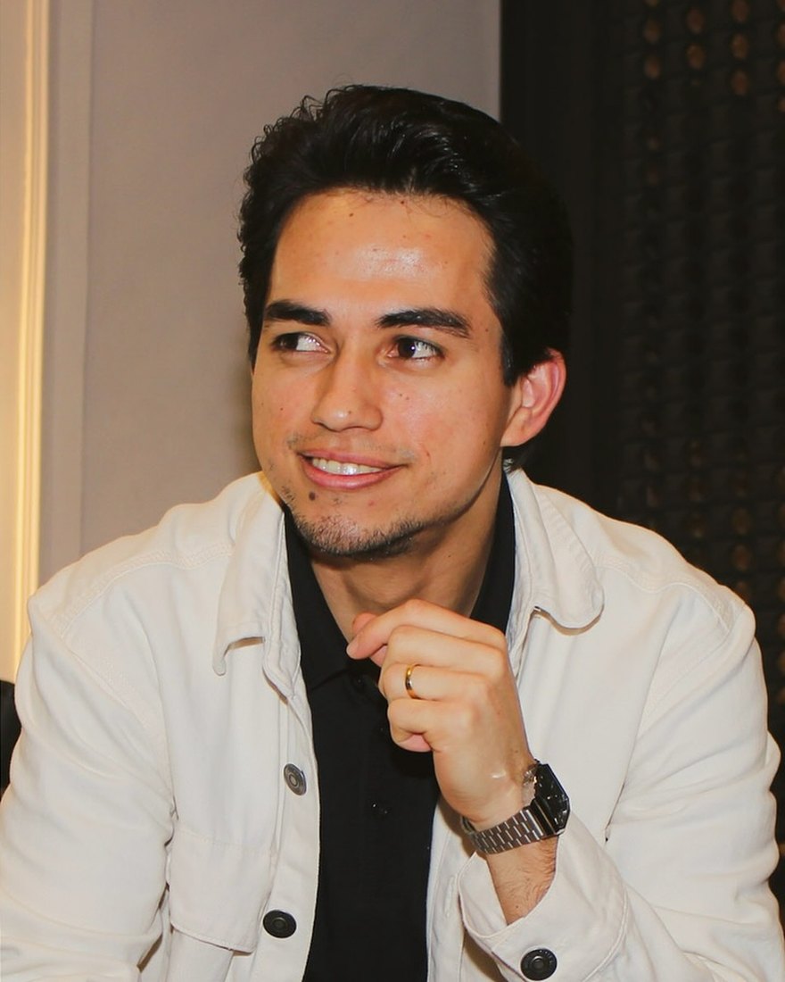 Nortonn Ferreira sorrindo, olhando para o lado